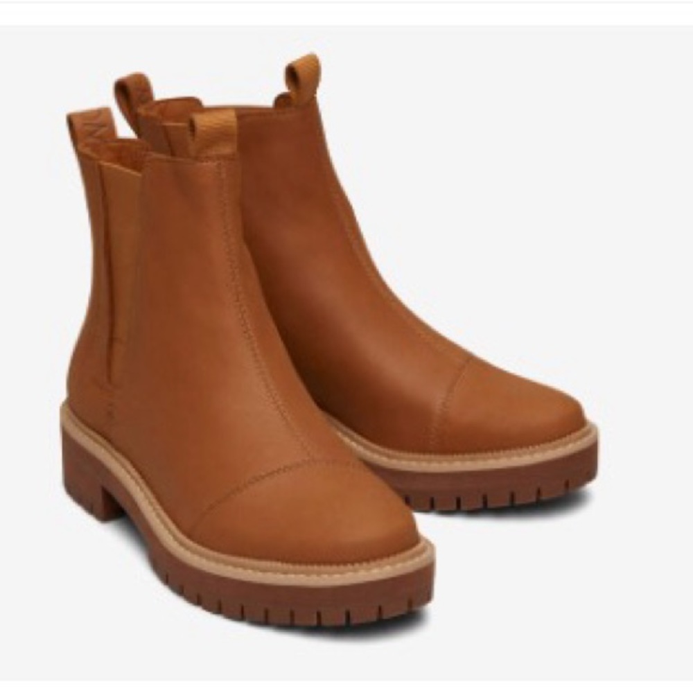 TOMS water resistant dakota boots in tan leather size 9 - great condition